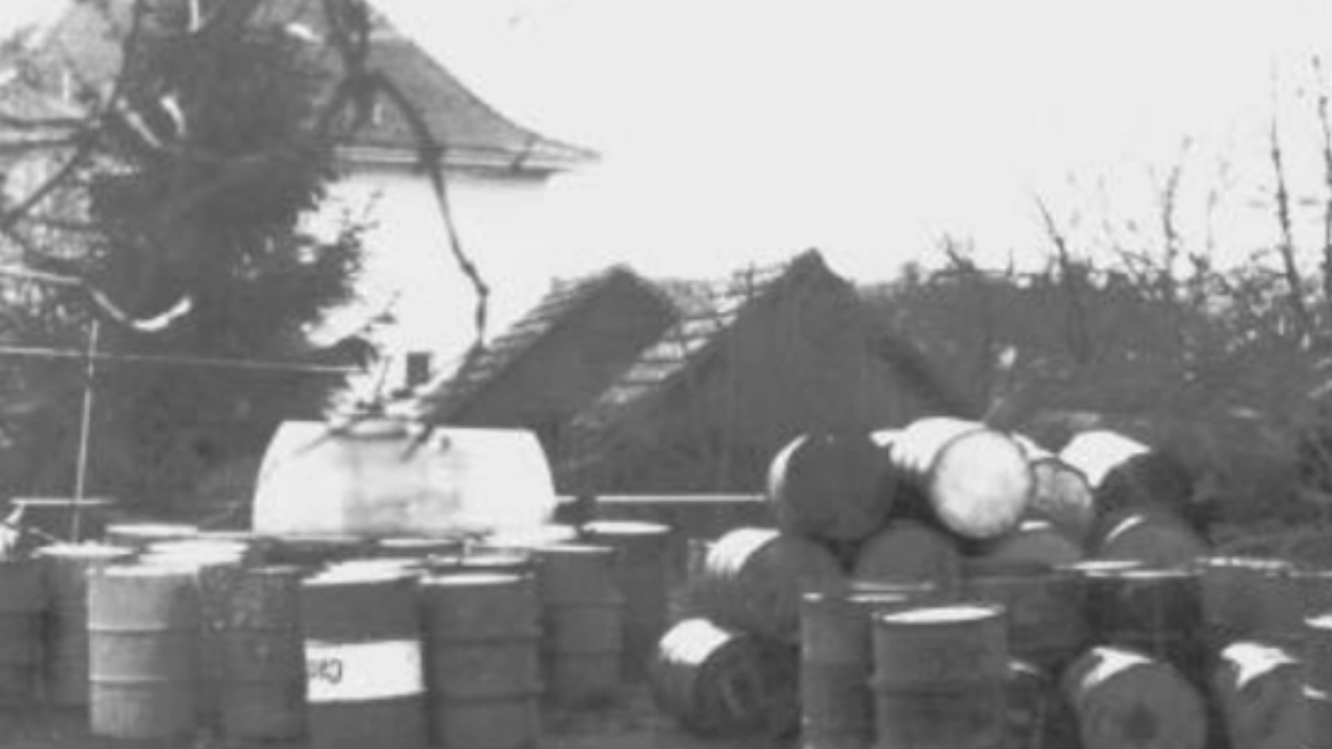 Fahrländer Gelände 1968 - historische Aufnahme des Industriegeländes mit Fässern